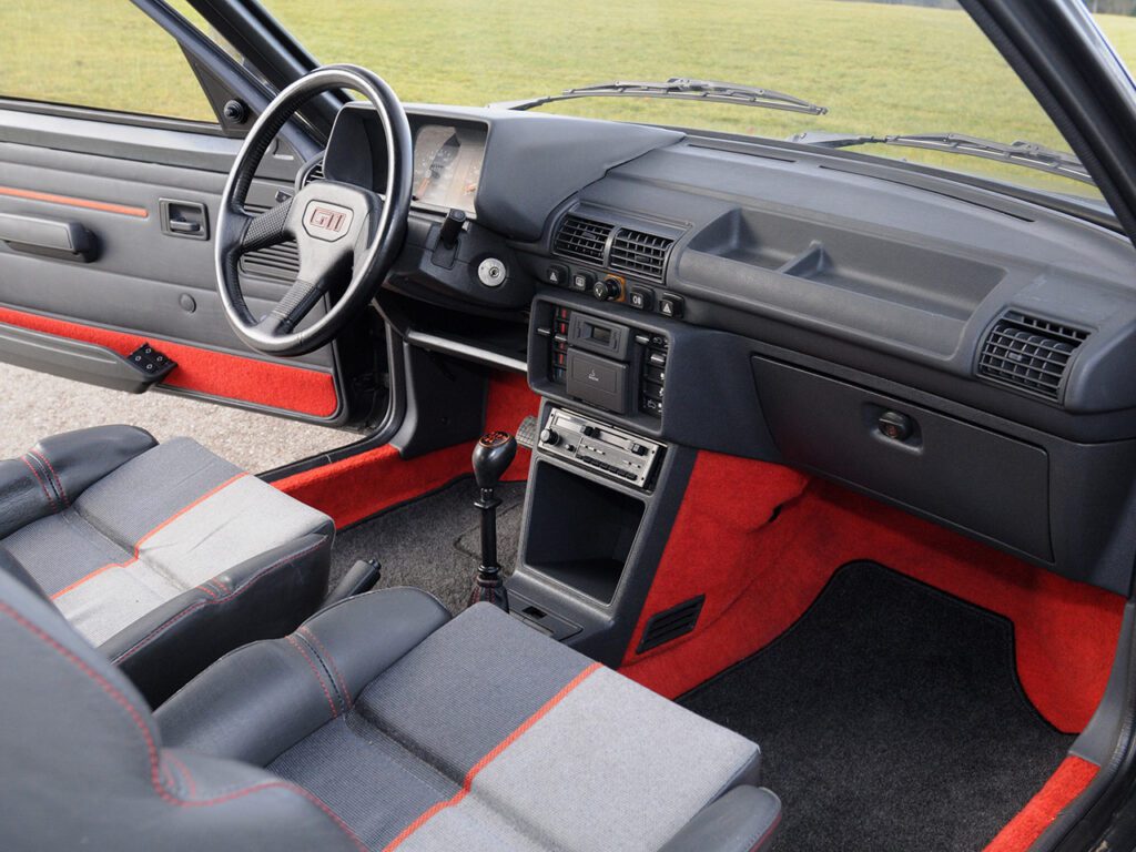 Peugeot 205 GTI Phase 1 interior